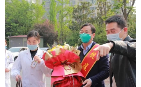 曾普華醫(yī)生抗疫歸來14天后走出隔離區(qū)：先來看看我的病人們！