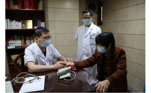 曹文新：精研數(shù)寸銀針弘仁術(shù)，擅用一雙巧手濟(jì)蒼生！